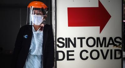 Una trabajadora sanitaria hace guardia en una zona de urgencias Covid de una clínica, en Buenos Aires (Argentina).