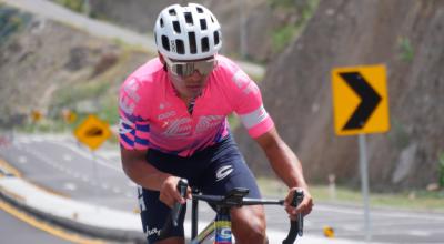 El ciclista ecuatoriano Jonathan Caicedo entrena el 23 de junio de 2021, en Tulcán (Ecuador).