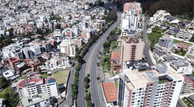 Vista aérea de la avenida Mariscal Sucre, en el occidente de Quito, el 1 de mayo de 2021. 