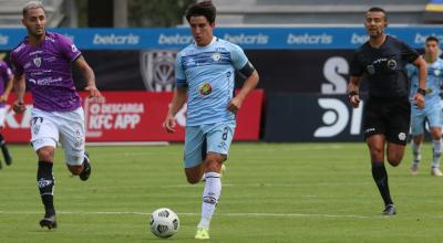 Fernando Gaibor maneja una pelota jugando para Guayaquil City, ante Independiente del Valle por la LigaPro, el 22 de mayo de 2021.