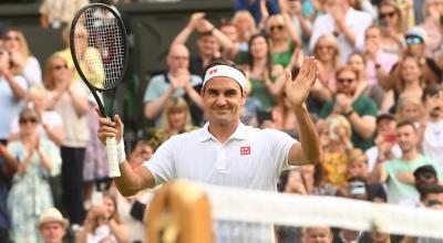 Roger Federer festeja su victoria ante Richard Gasquet en Wimbledon, el jueves 1 de julio de 2021.