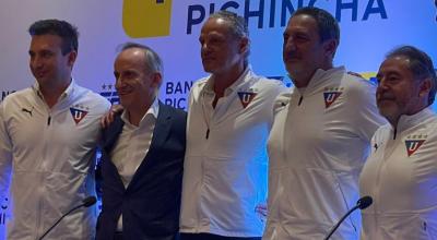 Pablo Marini, junto a los dirigentes de Liga de Quito, durante su presentación en el club, el jueves 1 de julio de 2021.