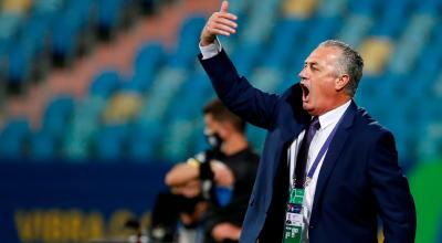 El técnico Gustavo Alfaro dirigiendo a la selección de Ecuador en el partido frente a Brasil, en la Copa América, el domingo 27 de junio de 2021.