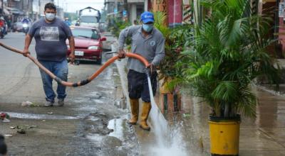 Personal municipal durante la limpieza de calles en Babahoyo, en mayo de 2021.