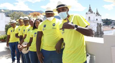 Parte de la delegación de deportistas clasificados a Tokio 2021 con los sombreros de paja toquilla que les entregaron en  el homenaje de parte del Gobierno nacional, el martes 6 de julio.