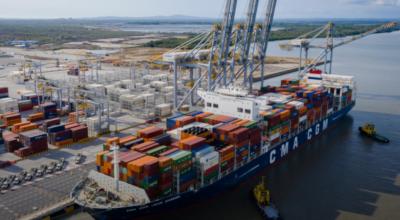 Un barco con contenedores en el Puerto de Aguas Profundas en Posorja, en Guayaquil, el 5 de julio de 2021.