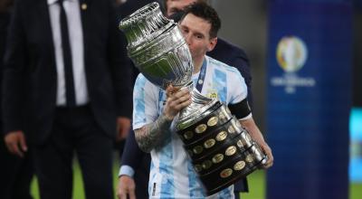 Lionel Messi besa la Copa América lograda con Argentina, el sábado 10 de julio de 2021.