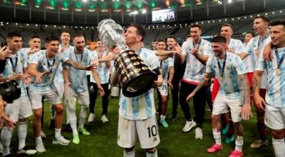 Lionel Messi besa el trofeo de la Copa América tras ganarla con Argentina, el 11 de julio de 2021. 