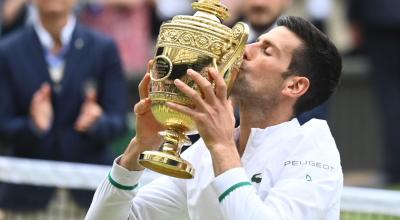 Novak Djokovic besa el trofeo de Wimbledon, el domingo 11 de julio de 2021.