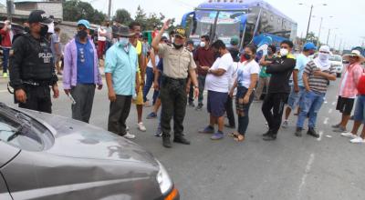 El gremio de arroceros bloqueó varias vías del Guayas en protesta por los precios del producto, el 12 de julio de 2021.