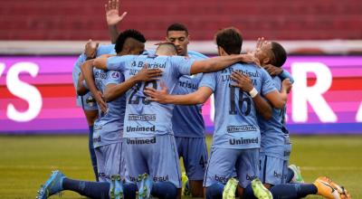 Los futbolistas de Gremio de Brasil festejan de rodillas un gol ante Liga de Quito, por Copa Sudamericana, el 13 de julio de 2021.