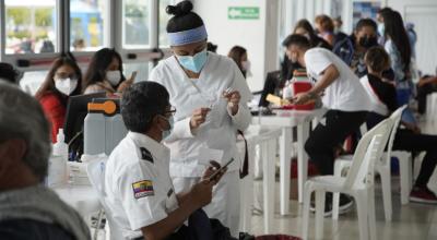 Una enfermera prepara la vacuna contra el Covid-19 para aplicarla a un hombre, el 13 de junio de 2021 en Quito