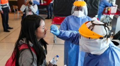 Personal médico hace pruebas PCR para identificar  a posibles pacientes con Covid-19 en el aeropuerto de Quito, el 16 de julio de 2021.