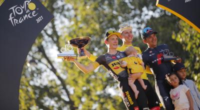 Jonas Vingegaard, Tadej Pogacar y Richard Carapaz en el podio del Tour de Francia, el 18 de julio de 2021. 