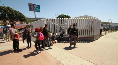 Migrantes detenidos en la frontera con Estados Unidos, en una oficina de la policía fronteriza en Estados Unidos.