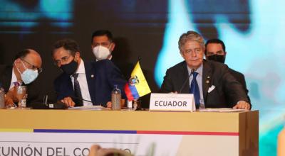 El presidente Guillermo Lasso junto al mandatario colombiano, Iván Duque, en la sesión de la CAN en Bogotá, el 17 de julio de 2021.