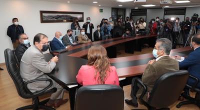 El alcalde de Quito, Santiago Guarderas (Izquierda) durante una reunión con los concejales de mayoría, el 20 de julio de 2021.