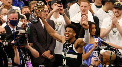 Giannis Antetokounmpo, celebra con el trofeo de MVP al final del sexto juego de la serie de las Finales de la NBA entre los Phoenix Suns y los Milwaukee Bucks, el 20 de julio de 2021.