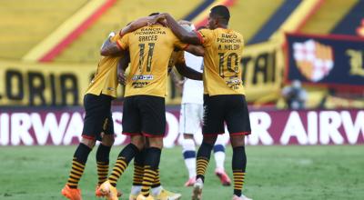 Los futbolistas de Barcelona se abrazan después de marcar un gol ante Vélez, por Copa Libertadores en Guayaquil, el miércoles 21 de julio de 2021.