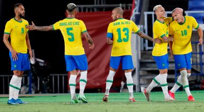 Jugadores brasileños celebran el gol de Richarlison ante Alemania, el jueves 22 de julio de 2021, en el Estadio Internacional de Yokohama. 