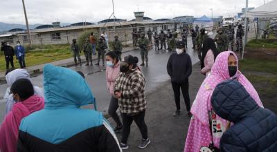 Familiares de los presos de Latacunga esperan noticias de sus allegados en los exteriores de la cárcel, el 22 de julio de 2021.