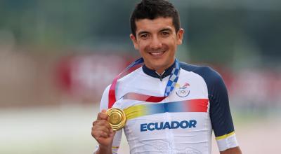 Richard Carapaz, con la medalla de oro como campeón olímpico, en Tokio, el sábado 24 de julio de 2021. 