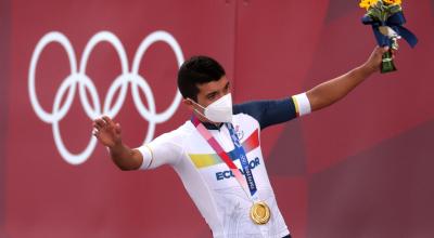 Richard Carapaz con la medalla de oro como campeón olímpico, en Tokio, el sábado 24 de julio de 2021. 