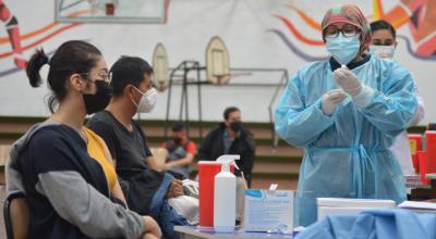 Una enfermera prepara una vacuna contra el Covid-19, el 23 de julio de 2021 en Cuenca.