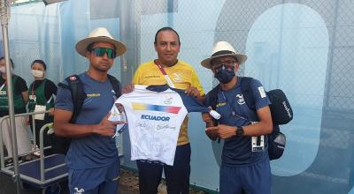 Jhonatan Narváez, Santiago Rosero y Richard Carapaz sostienen la camiseta con la que compitieron los ciclistas en los Juegos de Tokio, el 24 de julio de 2021.