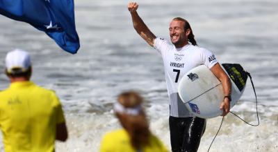 El australiano Owen Wright celebrando tras ganar la medalla de bronce en el surf de los Juegos de Tokio, el martes 27 de julio de 2021.