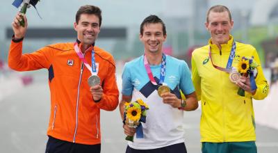 Primoz Roglic (medio) celebra su victoria en la prueba de contrarreloj en los Juegos Olímpicos de Tokio, el 28 de julio de 2021.