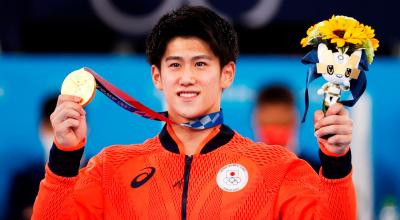 Daiki Hashimoto, de Japón, durante la ceremonia de entrega de medallas para la final masculina durante los eventos de gimnasia artística de los Juegos Olímpicos de Tokio.