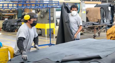 Trabajadores en una planta de procesamiento y comercialización de cuero, en Tungurahua, el 30 de junio de 2021. 