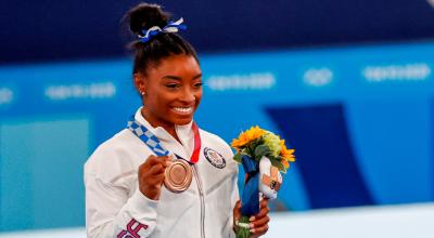 La estadounidense Simone Biles celebra en el podio tras conseguir la medalla de bronce en la final de barra de equilibrio femenina de Gimnasia Artística, el martes 3 de agosto de 2021.