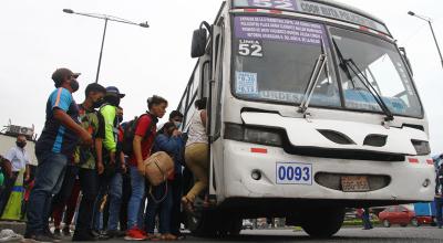 Agentes realizan controles de aforo en el transporte público en Guayaquil este 15 de julio de 2021.