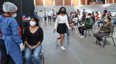 Jóvenes menores de 18 años se alistan para recibir la vacuna contra el Covid-19 en Quito, el 28 de julio de 2021.