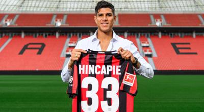 El futbolista ecuatoriano, Piero Hincapié, posa con la camiseta número 33 del Bayer Leverkusen que usará en esta temporada.