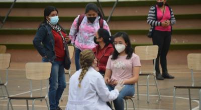 Una enfermera conversa con una adolescente antes de aplicarle la vacuna contra el Covid-19, el 23 de julio de 2021.