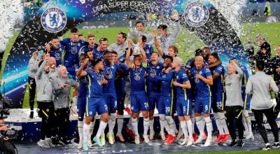 El capitán del Chelsea FC, Cesar Azpilicueta, levanta la Supercopa de Europa que ganaron al imponerse al Villarreal CF en el partido la final, el miércoles 11 de agosto de 2021.