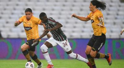 Luiz Henrique (c) de Fluminense disputa un balón con Mario Pineida de Barcelona, el 12 de agosto de 2021, en un partido de los cuartos de final de la Copa Libertadores, en Río de Janeiro. 