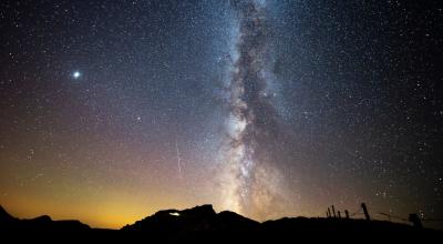 Perseidas junto a la Vía Láctea la madrugada del viernes 13 de agosto desde el pico Tres Mares, en Cantabria (España). 