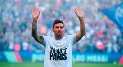 Lionel Messi saluda a la afición del PSG en Parque de los Príncipes, durante su presentación previo al encuentro contra el Estrasburgo, el 14 de agosto de 2021.
