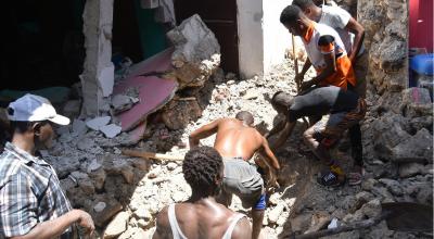 Un grupo de personas remueve escombros en Haití en busca de sobrevivientes del sismo, el 14 de agosto de 2021.