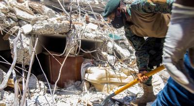 Un soldado limpia escombros de una casa este 15 de agosto de 2021, un día después del terremoto de en Haití.