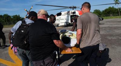 Una de las víctimas del terremoto es evacuada desde el aeropuerto de Haití.