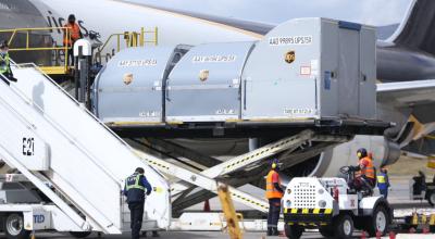 Trabajadores del aeropuerto de Quito reciben 193.050 dosis de Pfizer, el 17 de agosto de 2021.