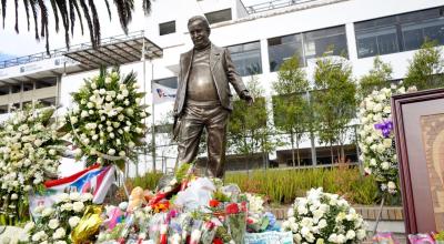 La estatua de Rodrigo Paz Delgado, en el estadio de Liga, rodeada de ofrendas de los hinchas, el 18 de agosto de 2021. 