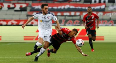 Vitor Hugo (d) de Paranaense disputa un balón con Matías Zunino, de Liga, en el partido por Copa Sudamericana, el jueves 19 de agosto de 2021.