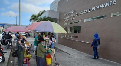 Personas en las afueras del Hospital Francisco de Icaza Bustamante, de Guayaquil, el 19 de agosto de 2021.