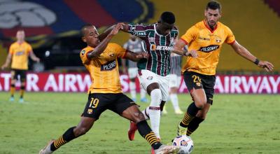 El jugador de Barcelona, Nixon Molina, disputa una pelota en el partido ante Fluminense por Libertadores, el 19 de agosto de 2021.